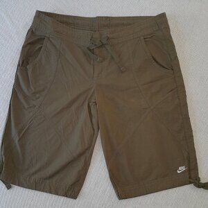 Nike Cargo Shorts - Size 8-10 Medium
